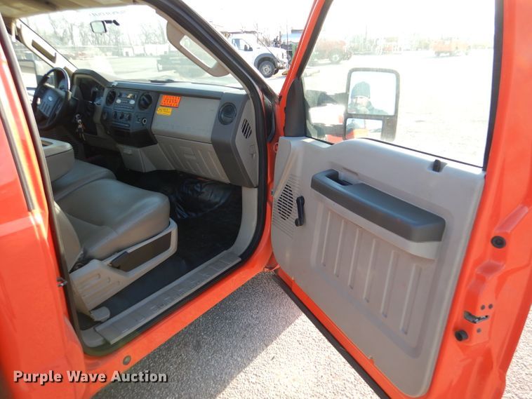 image for item IE9677 2008 Ford F250 Super Duty XL  utility bed pickup truck