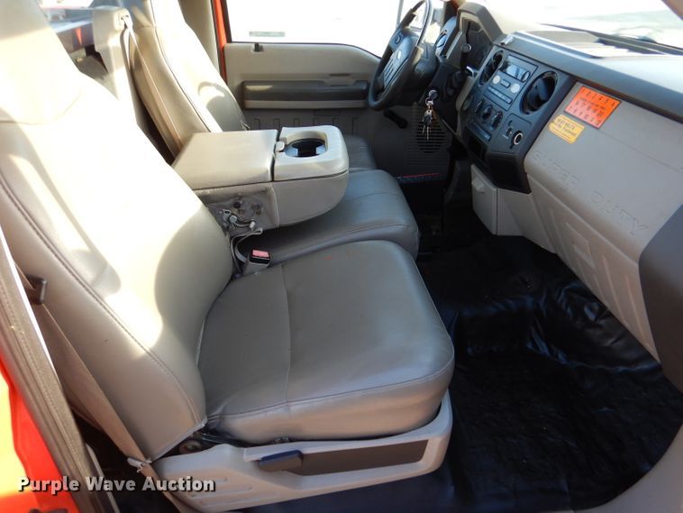 image for item IE9677 2008 Ford F250 Super Duty XL  utility bed pickup truck