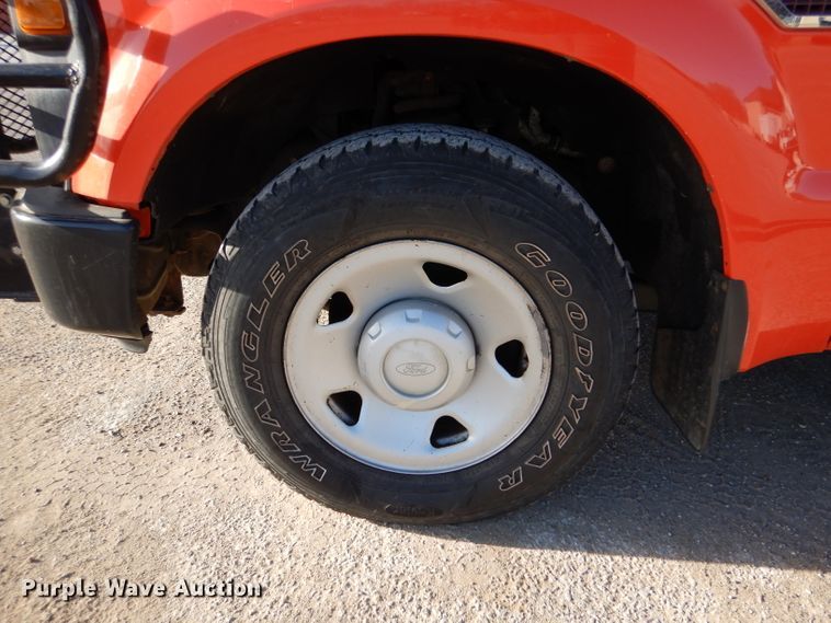 image for item IE9677 2008 Ford F250 Super Duty XL  utility bed pickup truck