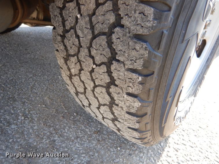 image for item IE9677 2008 Ford F250 Super Duty XL  utility bed pickup truck