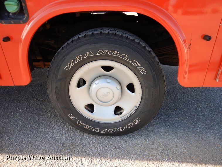 image for item IE9677 2008 Ford F250 Super Duty XL  utility bed pickup truck