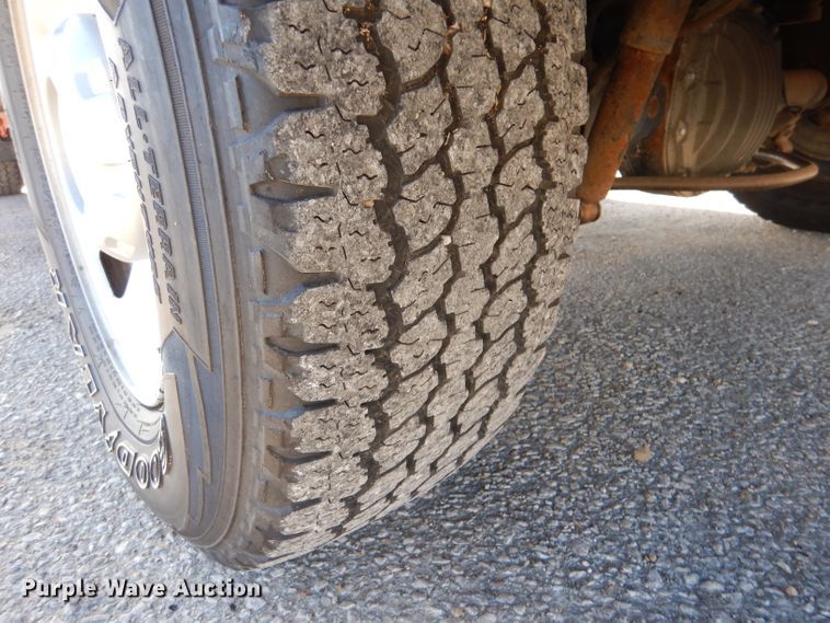 image for item IE9677 2008 Ford F250 Super Duty XL  utility bed pickup truck