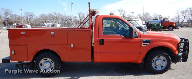 image for item IE9679 2008 Ford F250 Super Duty  utility bed pickup truck