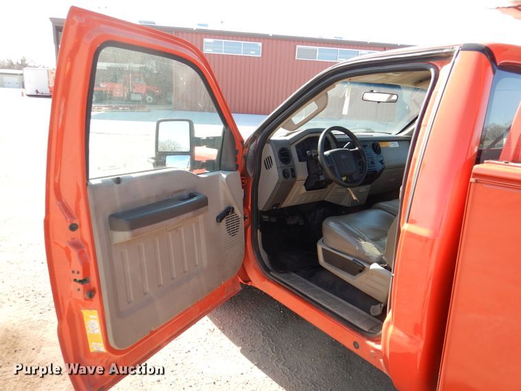 image for item IE9679 2008 Ford F250 Super Duty  utility bed pickup truck