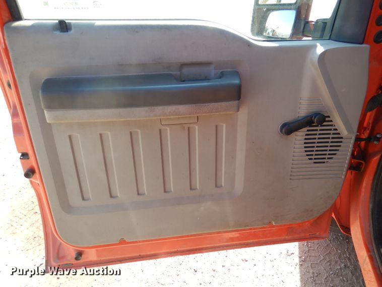 image for item IE9679 2008 Ford F250 Super Duty  utility bed pickup truck