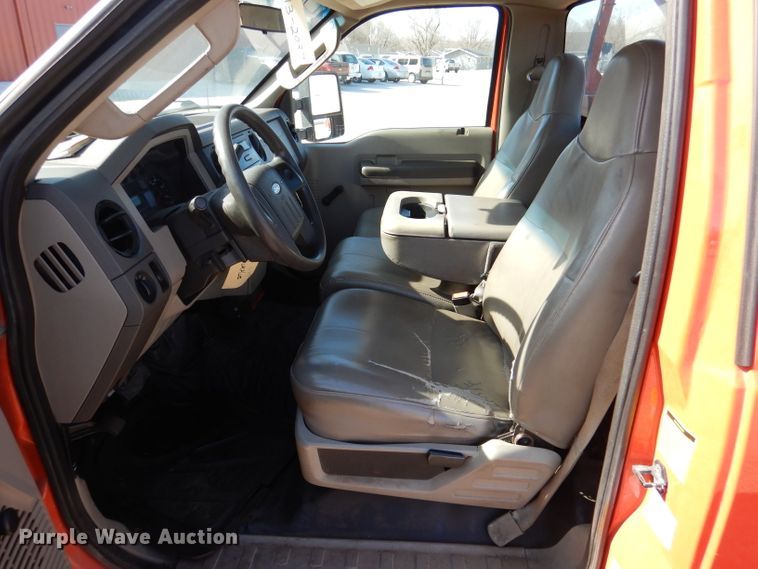 image for item IE9679 2008 Ford F250 Super Duty  utility bed pickup truck