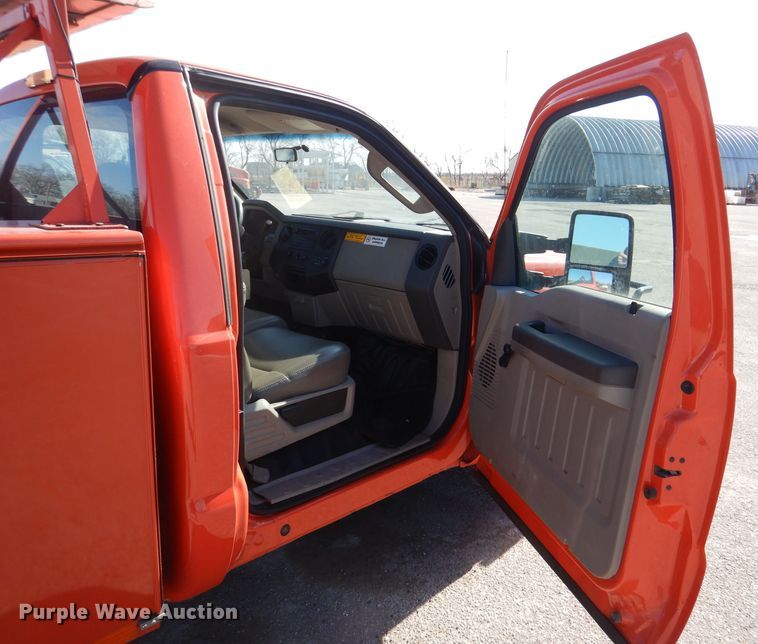 image for item IE9679 2008 Ford F250 Super Duty  utility bed pickup truck