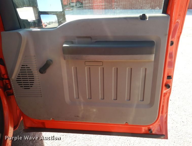 image for item IE9679 2008 Ford F250 Super Duty  utility bed pickup truck