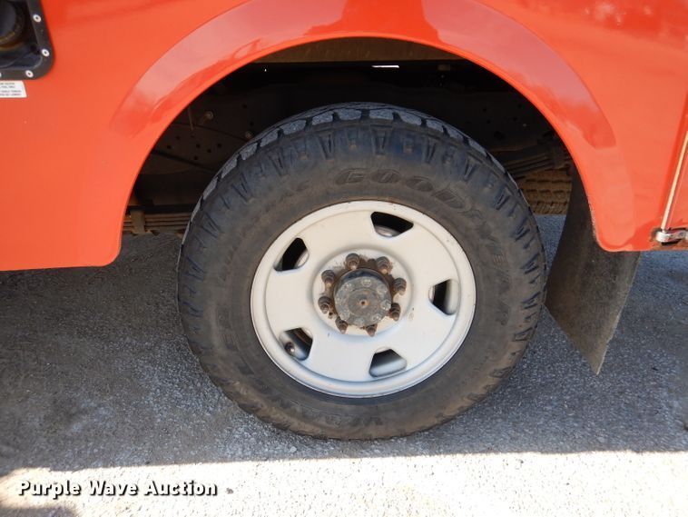 image for item IE9679 2008 Ford F250 Super Duty  utility bed pickup truck