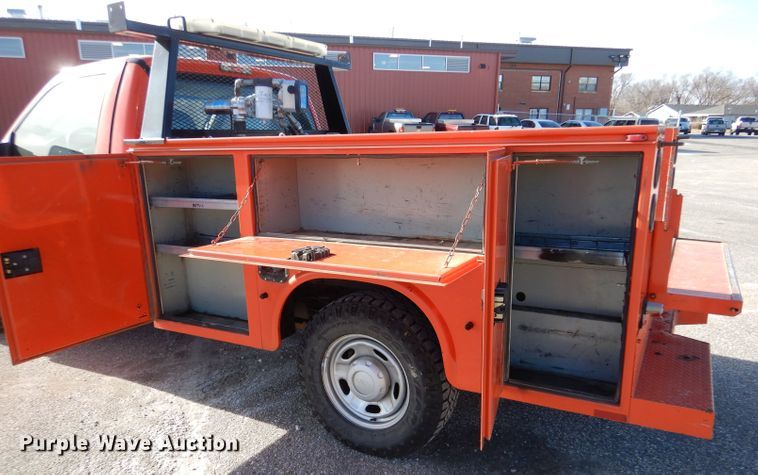 image for item IE9680 2010 Ford F250 Super Duty XL  utility bed pickup truck