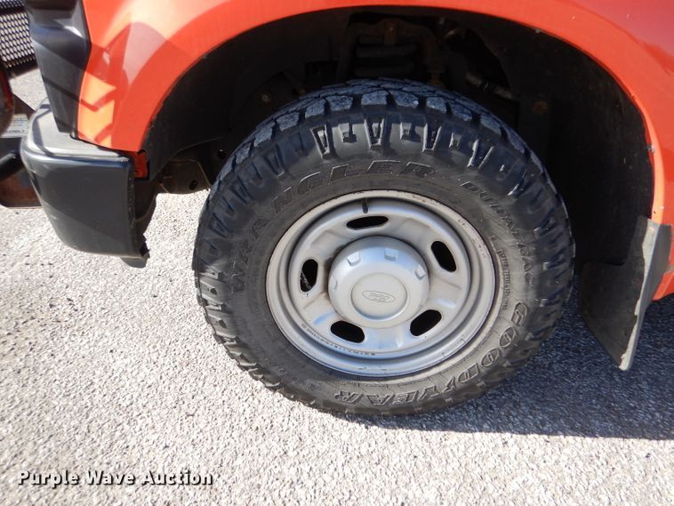 image for item IE9680 2010 Ford F250 Super Duty XL  utility bed pickup truck