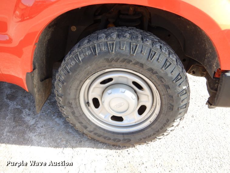 image for item IE9680 2010 Ford F250 Super Duty XL  utility bed pickup truck