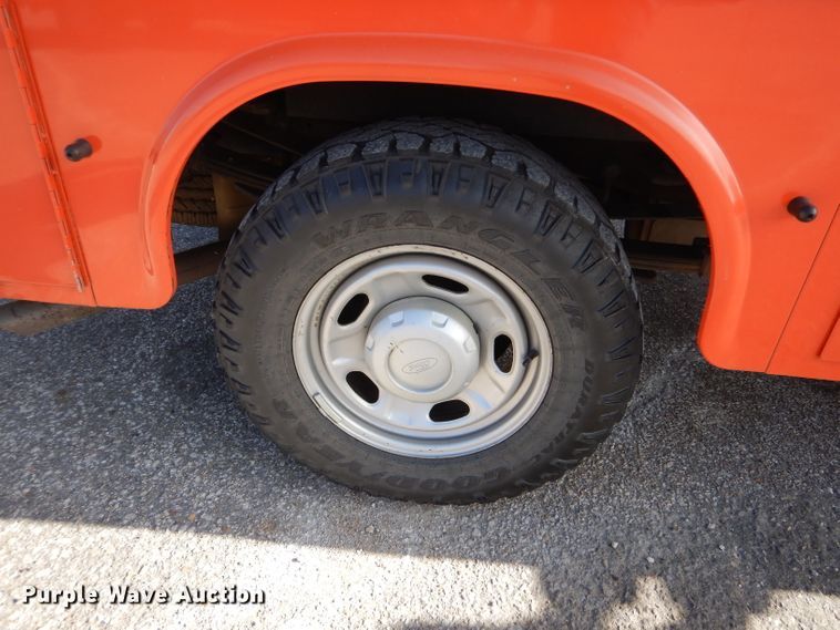 image for item IE9680 2010 Ford F250 Super Duty XL  utility bed pickup truck