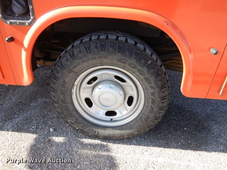 image for item IE9680 2010 Ford F250 Super Duty XL  utility bed pickup truck