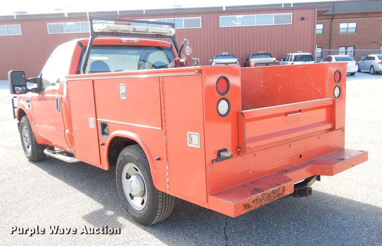 image for item IE9686 2009 Ford F250 Super Duty XL  utility bed pickup truck