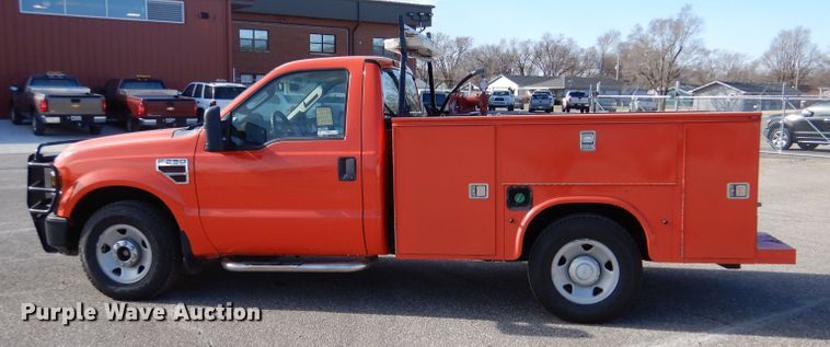 image for item IE9686 2009 Ford F250 Super Duty XL  utility bed pickup truck