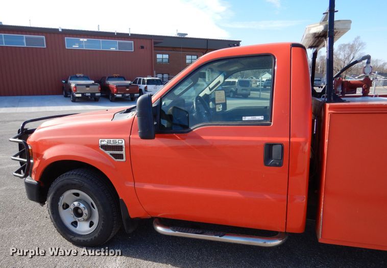 image for item IE9686 2009 Ford F250 Super Duty XL  utility bed pickup truck