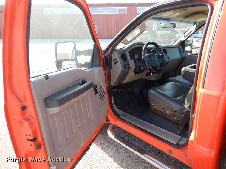 image for item IE9686 2009 Ford F250 Super Duty XL  utility bed pickup truck