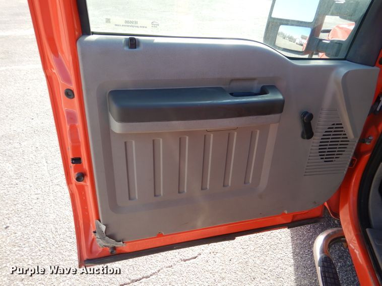 image for item IE9686 2009 Ford F250 Super Duty XL  utility bed pickup truck