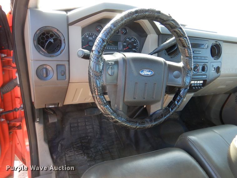 image for item IE9686 2009 Ford F250 Super Duty XL  utility bed pickup truck