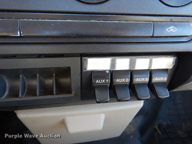 image for item IE9686 2009 Ford F250 Super Duty XL  utility bed pickup truck