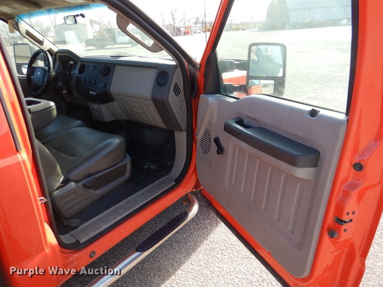 image for item IE9686 2009 Ford F250 Super Duty XL  utility bed pickup truck