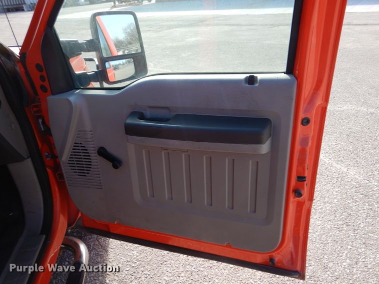 image for item IE9686 2009 Ford F250 Super Duty XL  utility bed pickup truck