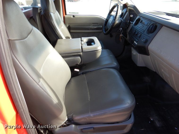 image for item IE9686 2009 Ford F250 Super Duty XL  utility bed pickup truck