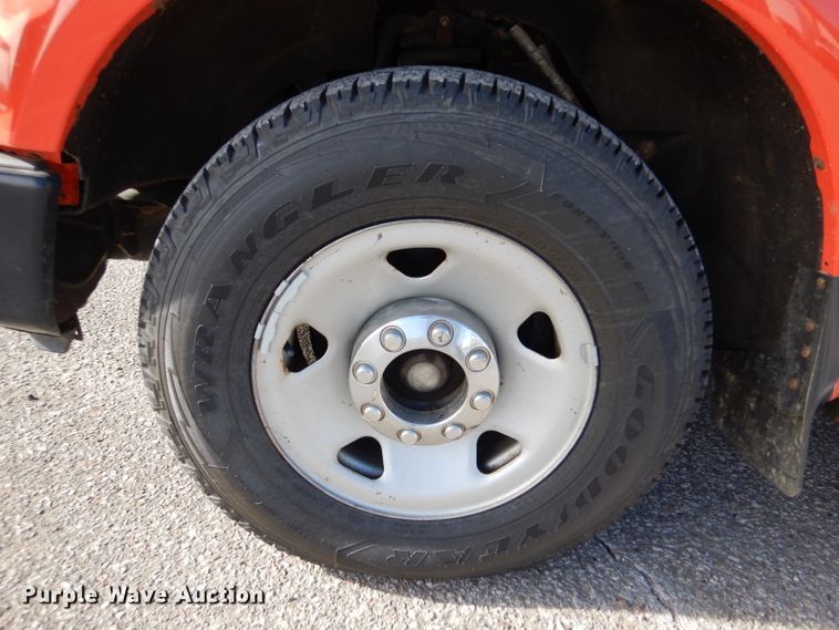 image for item IE9686 2009 Ford F250 Super Duty XL  utility bed pickup truck