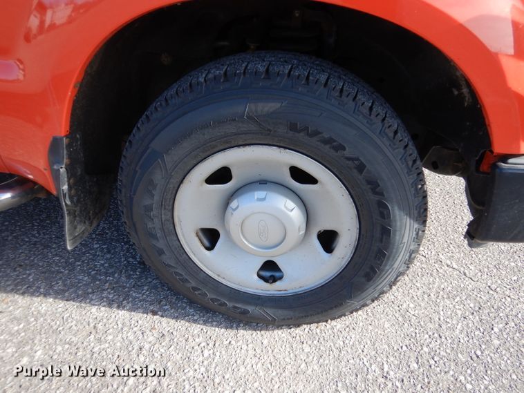 image for item IE9686 2009 Ford F250 Super Duty XL  utility bed pickup truck