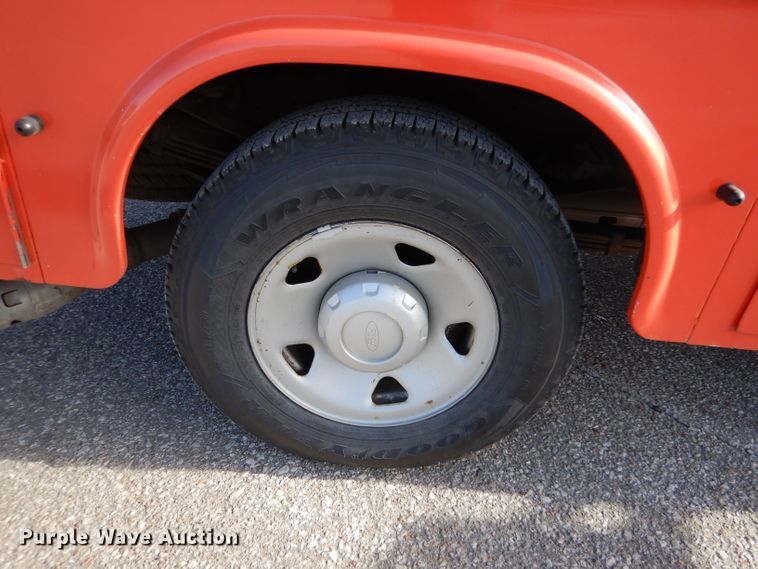 image for item IE9686 2009 Ford F250 Super Duty XL  utility bed pickup truck