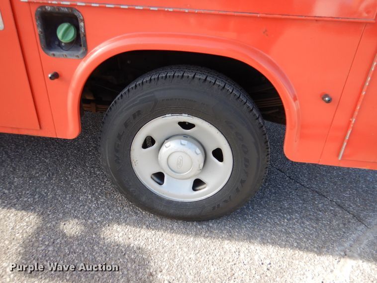 image for item IE9686 2009 Ford F250 Super Duty XL  utility bed pickup truck