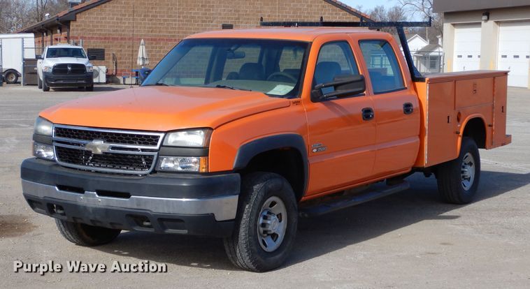 image for item IE9687 2006 Chevrolet Silverado 3500  Crew Cab utility bed pickup truck