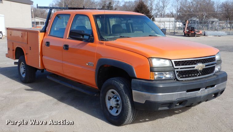 image for item IE9687 2006 Chevrolet Silverado 3500  Crew Cab utility bed pickup truck