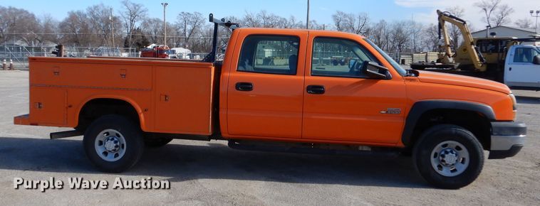 image for item IE9687 2006 Chevrolet Silverado 3500  Crew Cab utility bed pickup truck