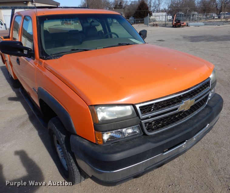 image for item IE9687 2006 Chevrolet Silverado 3500  Crew Cab utility bed pickup truck