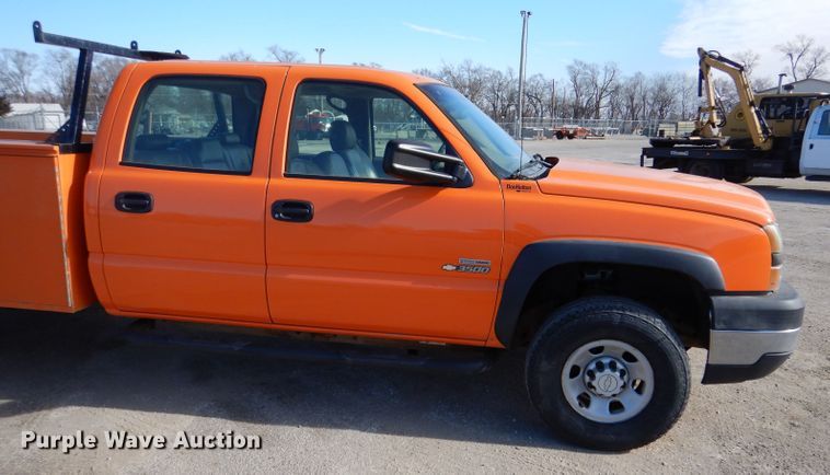image for item IE9687 2006 Chevrolet Silverado 3500  Crew Cab utility bed pickup truck
