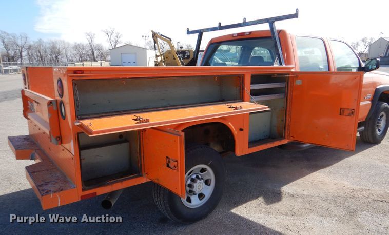 image for item IE9687 2006 Chevrolet Silverado 3500  Crew Cab utility bed pickup truck