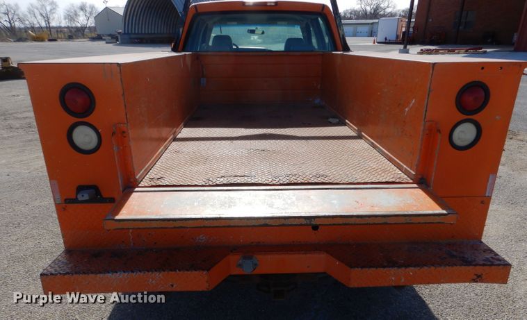 image for item IE9687 2006 Chevrolet Silverado 3500  Crew Cab utility bed pickup truck