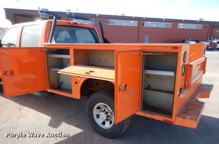 image for item IE9687 2006 Chevrolet Silverado 3500  Crew Cab utility bed pickup truck