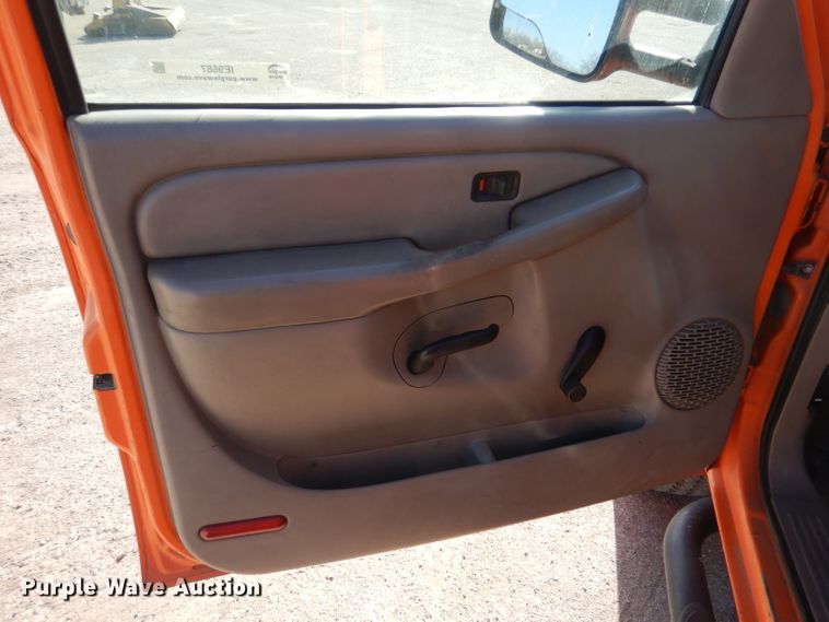 image for item IE9687 2006 Chevrolet Silverado 3500  Crew Cab utility bed pickup truck