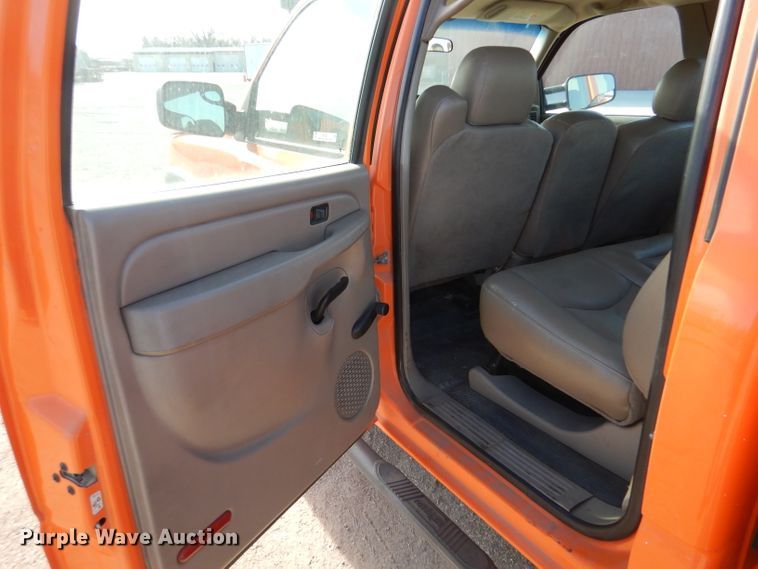 image for item IE9687 2006 Chevrolet Silverado 3500  Crew Cab utility bed pickup truck