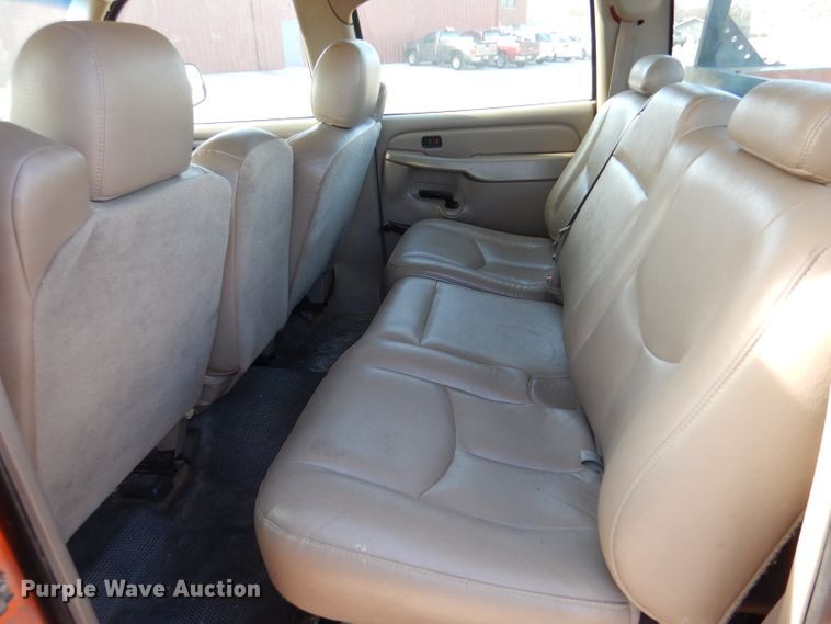 image for item IE9687 2006 Chevrolet Silverado 3500  Crew Cab utility bed pickup truck