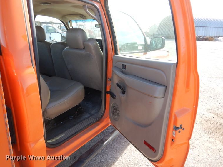 image for item IE9687 2006 Chevrolet Silverado 3500  Crew Cab utility bed pickup truck