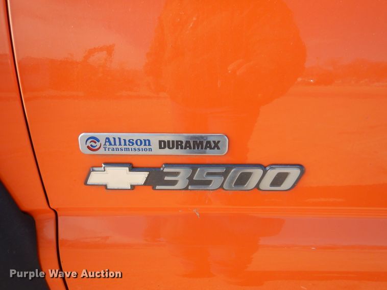 image for item IE9687 2006 Chevrolet Silverado 3500  Crew Cab utility bed pickup truck