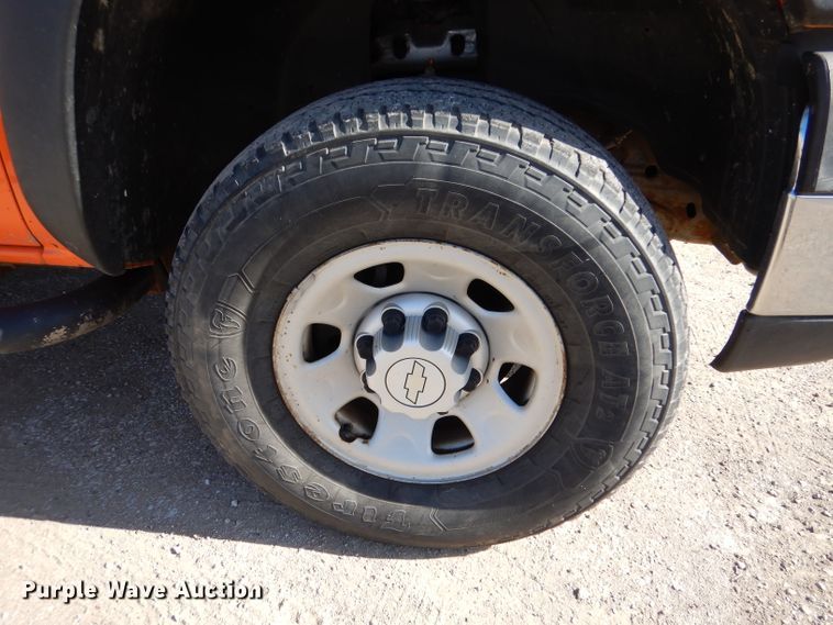 image for item IE9687 2006 Chevrolet Silverado 3500  Crew Cab utility bed pickup truck