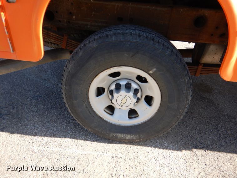 image for item IE9687 2006 Chevrolet Silverado 3500  Crew Cab utility bed pickup truck