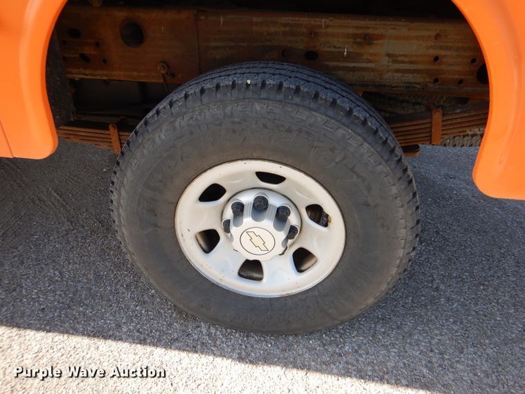 image for item IE9687 2006 Chevrolet Silverado 3500  Crew Cab utility bed pickup truck