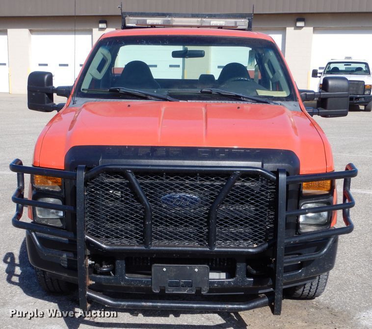 image for item IE9688 2008 Ford F250 Super Duty XL  utility bed pickup truck