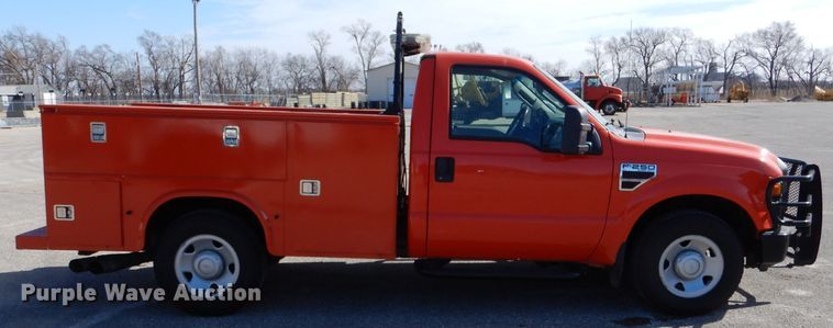 image for item IE9688 2008 Ford F250 Super Duty XL  utility bed pickup truck